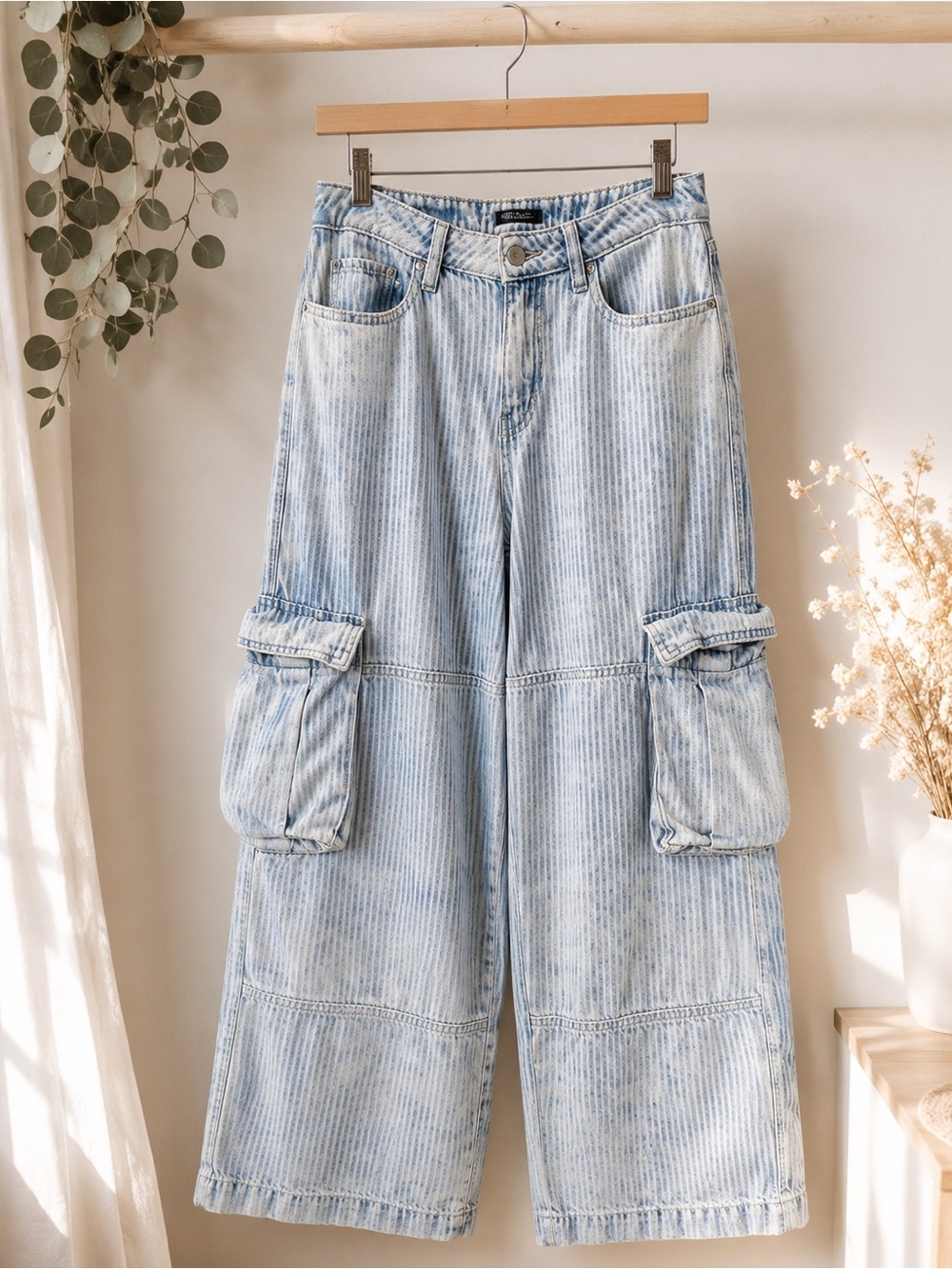 Wild Fable Light Wash Striped Cargo Wide-Leg Jeans, size 4R, NWOT.
